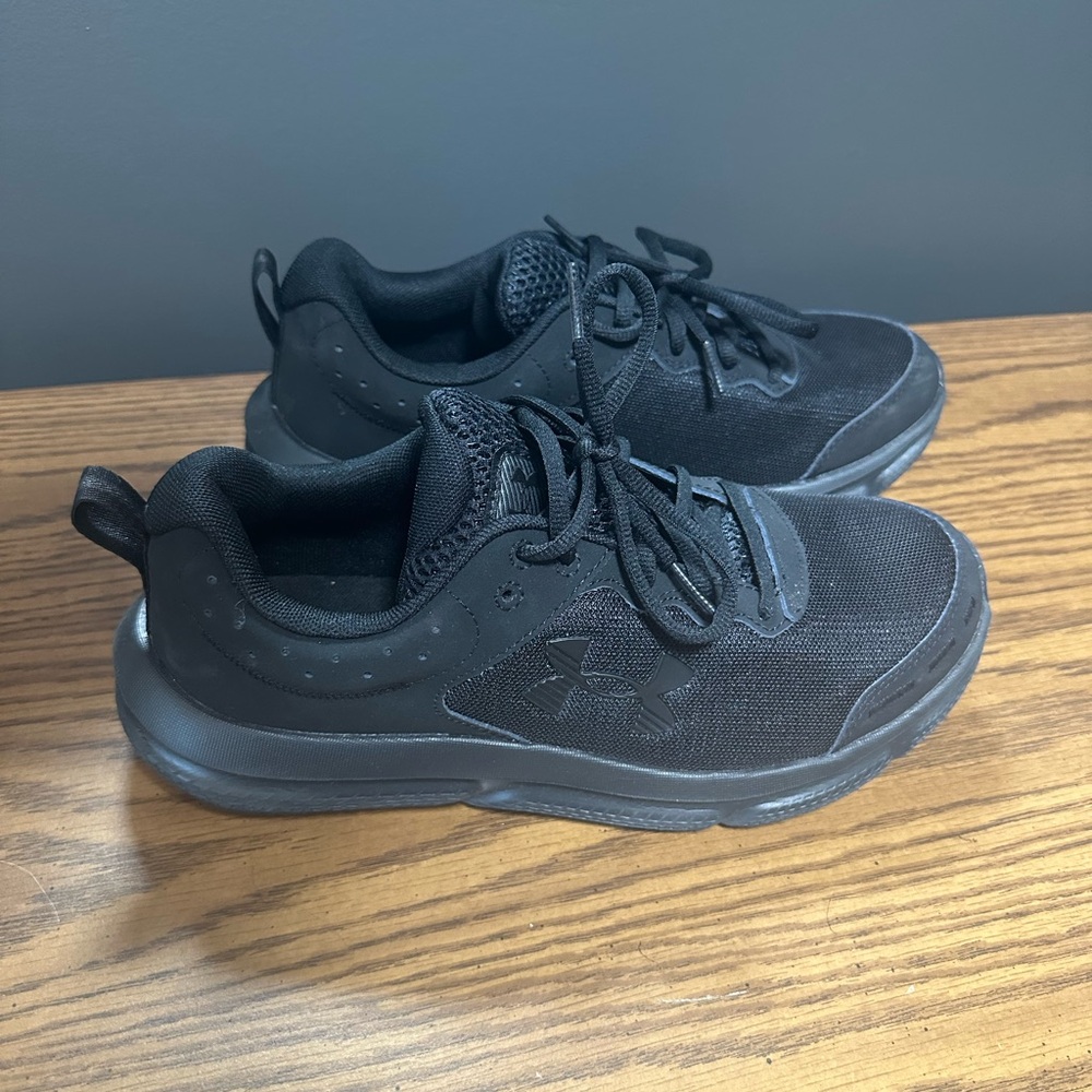 Under armour runners LIKE NEW